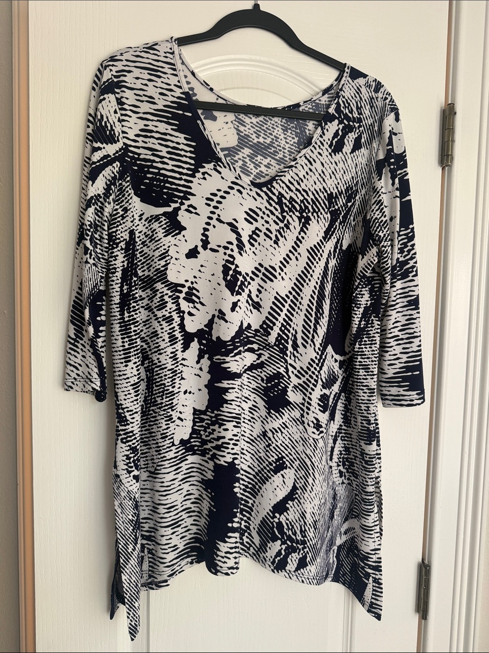Women's V-Neck Printed Tunic Top - Navy & White